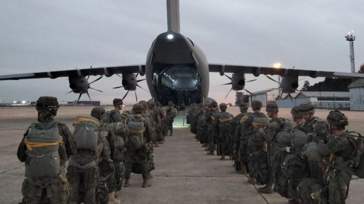 Paracaidistas listos para subir a un avión en unas maniobras.