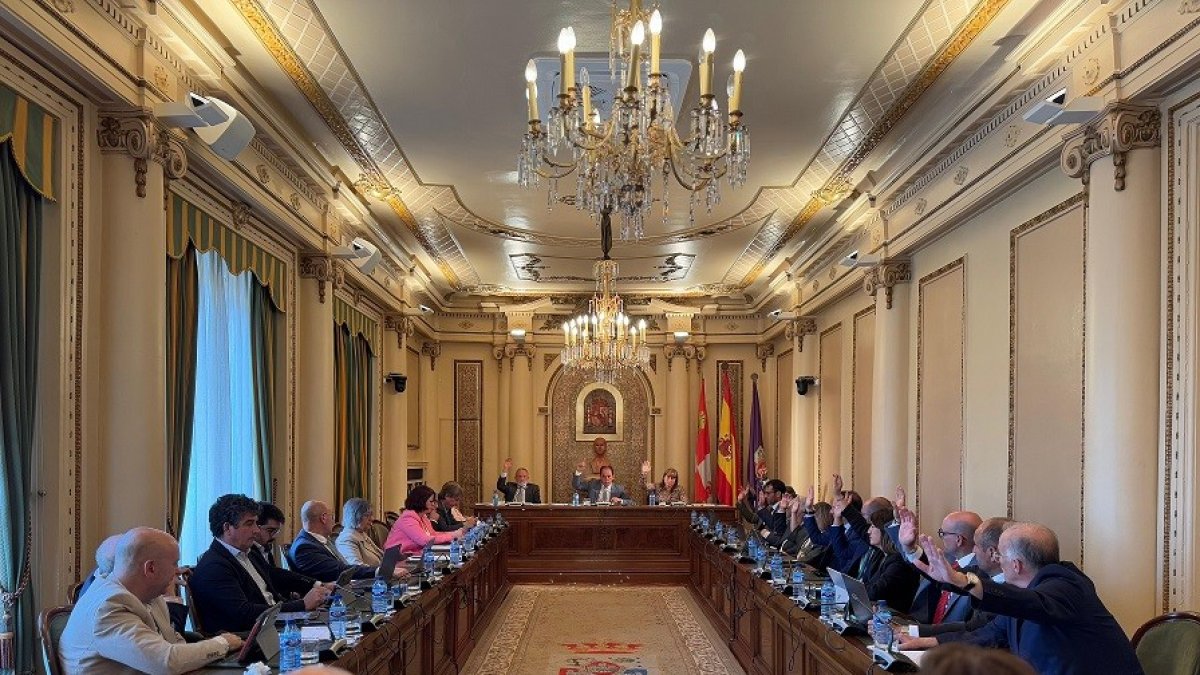 Diputados en el pleno de la Diputación de Soria.