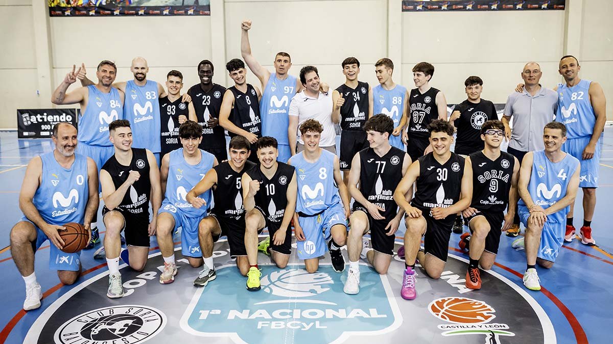 Foto de grupo de los veteranos del Movistar Estudiantes y el equipo de Primera Masculina del Club Soria Baloncesto.
