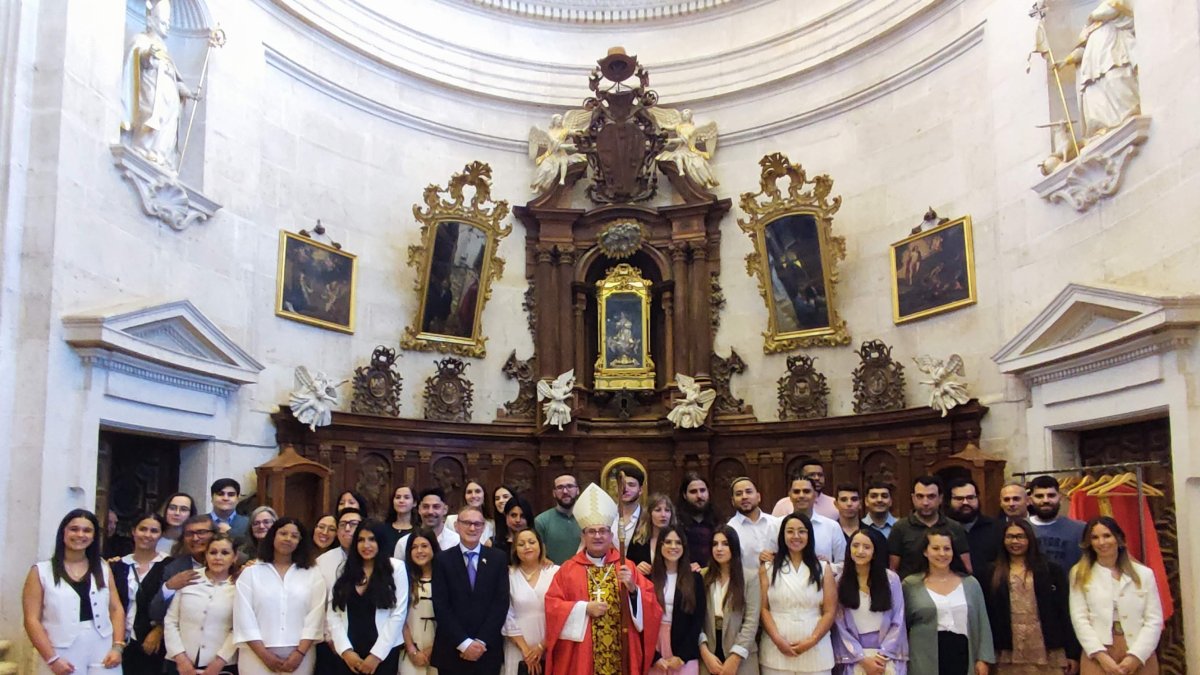 El obispo, Abilio Martínez Varea, con los confirmandos.