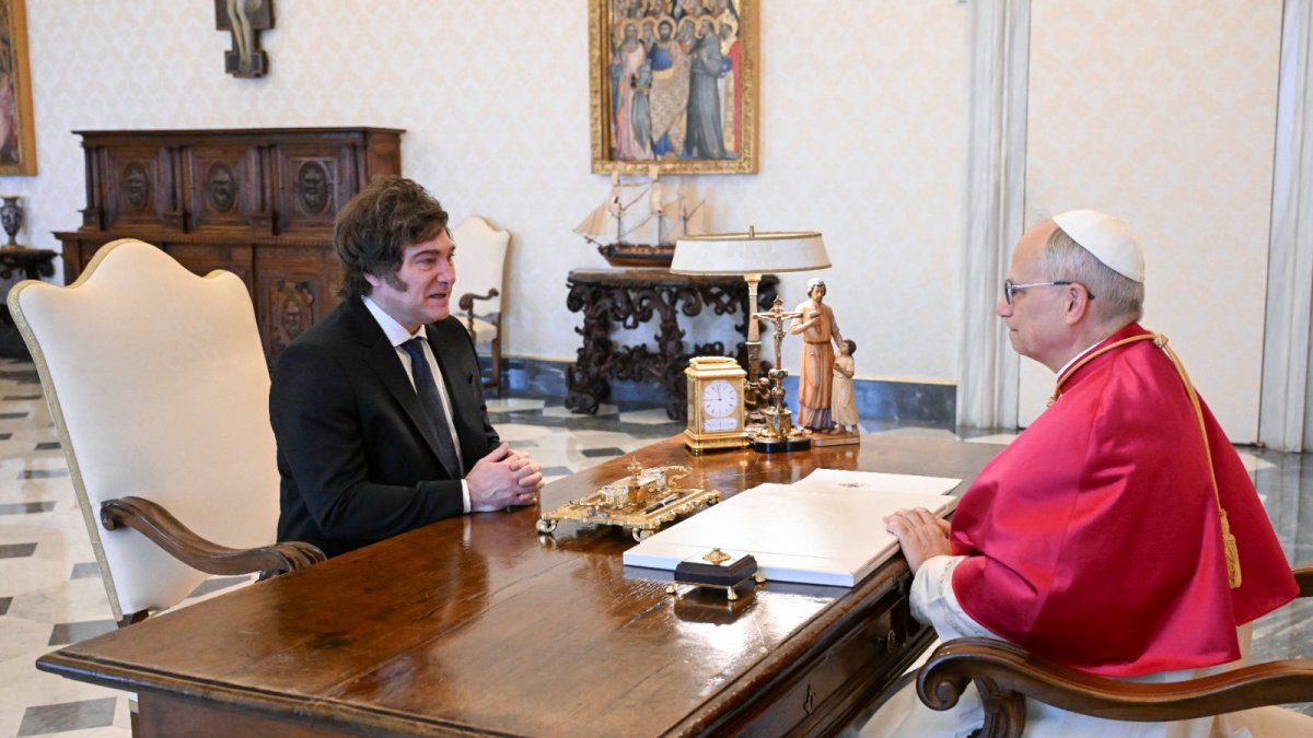 Javier Milei, presidente de Argentina, y el papa León XIV, en la Santa Sede el sábado.