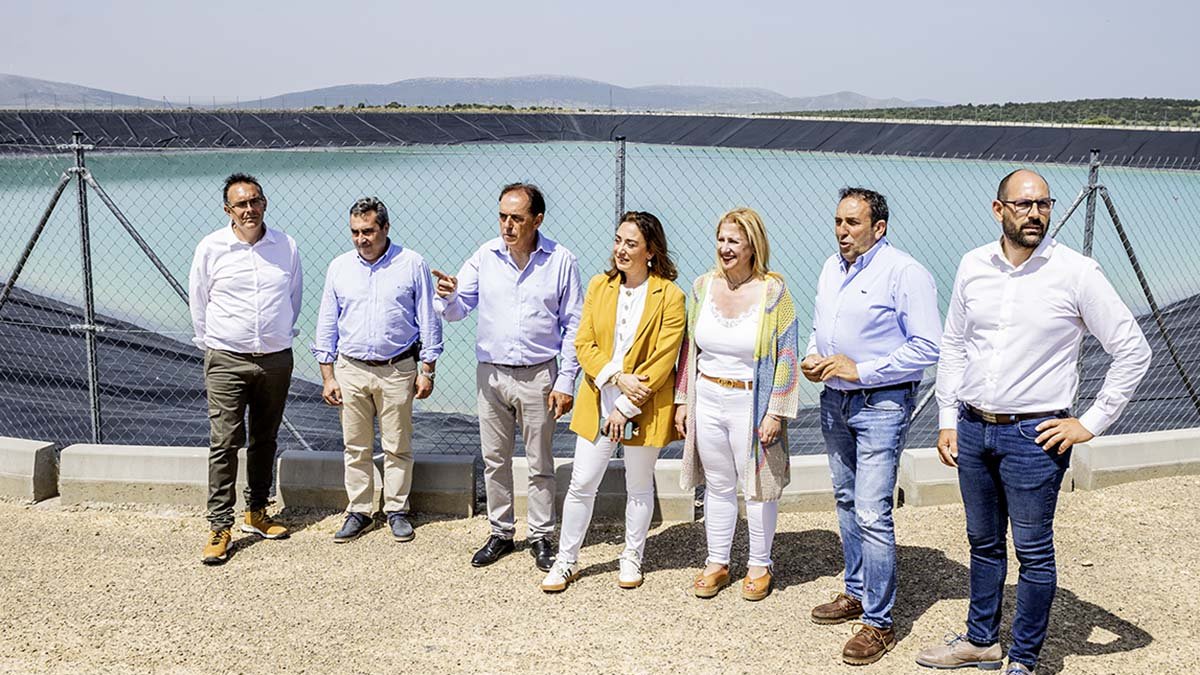 La consejera María González, junto a las autoridades locales, en la balsa del regadío.
