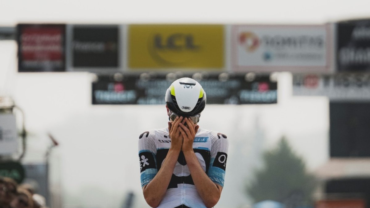 Iván Romeo celebrando el triunfo en la tercera etapa y el liderato en la Dauphiné.
