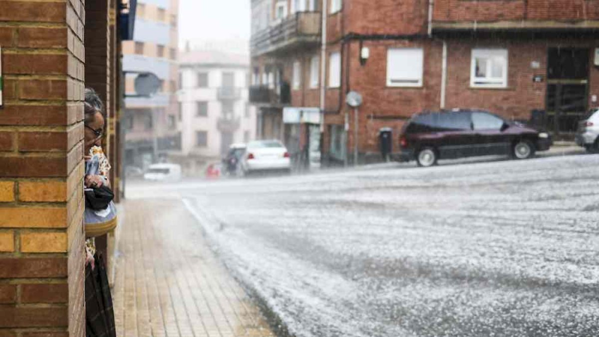 Agua y granizo bajando con fuerza en la calle Morales Contreras.
