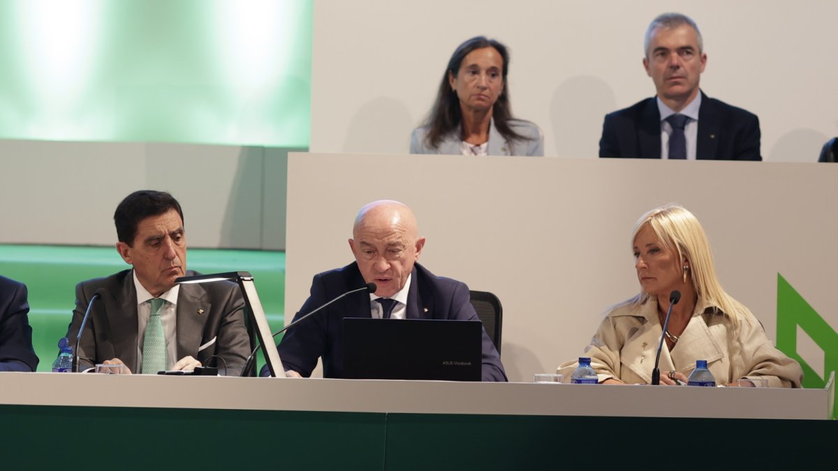 Carlos Martínez, Domingo Barca y Blanca García durante la asamblea.