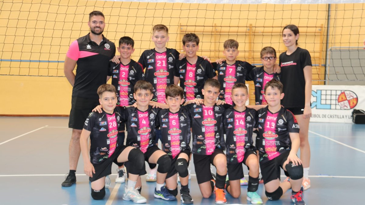 El equipo del Sporting Santo Domingo masculino con su entrenador Pablo Mugarza a la cabeza ganaba los tres partidos de la primera fase.