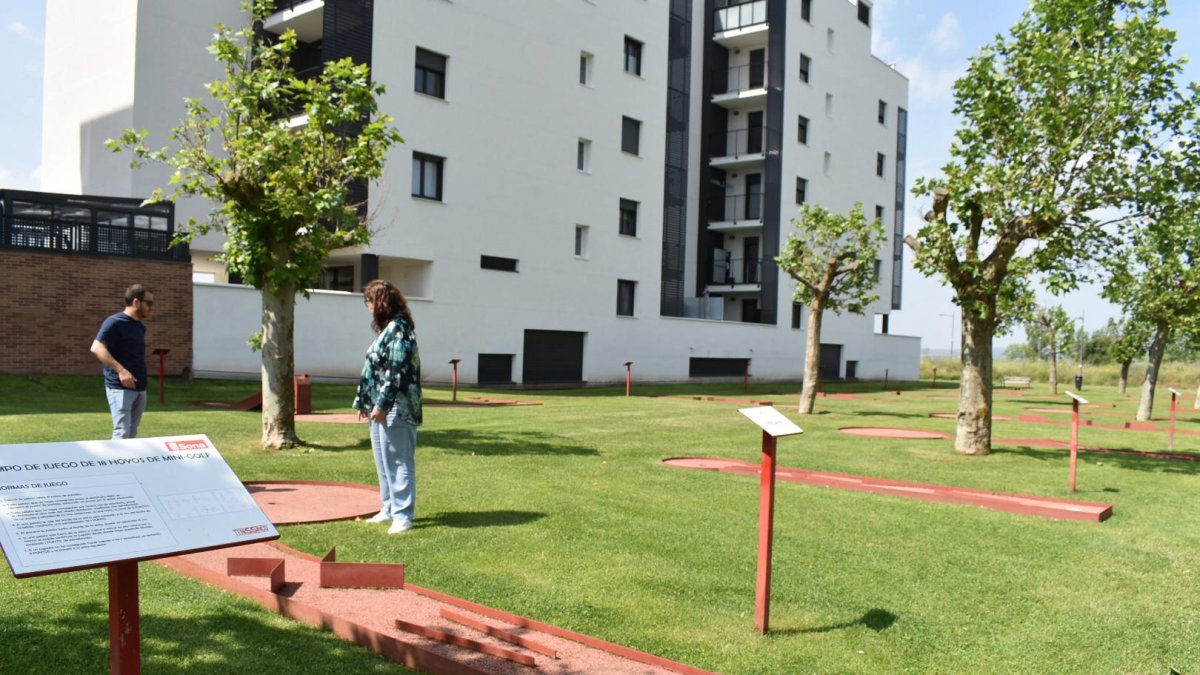 La concejala Ana Alegre visita el minigolf de Los Royales.