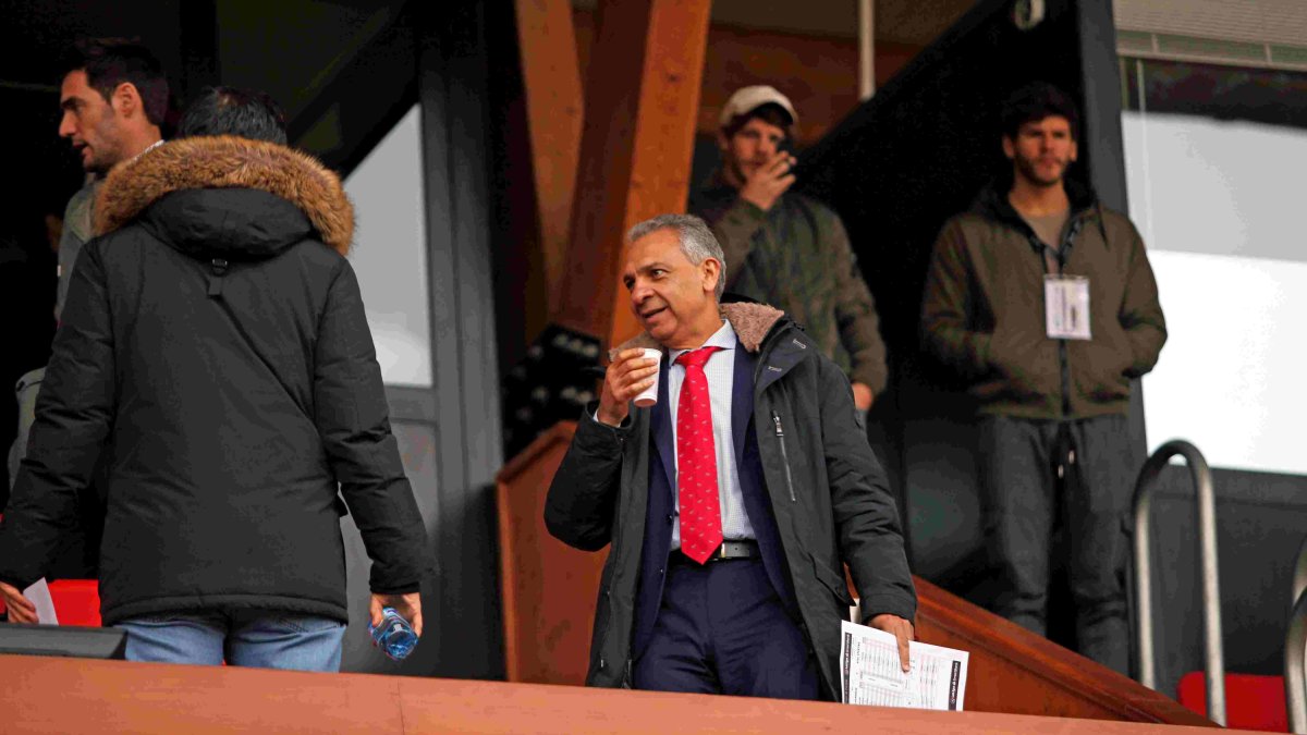 Moisés Israel en el palco de Los Pajaritos en la temporada en Segunda B.