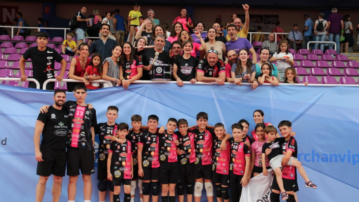 La plantilla del Sporting Santo Domingo tras conseguir la clasificación para el Nacional alevín.