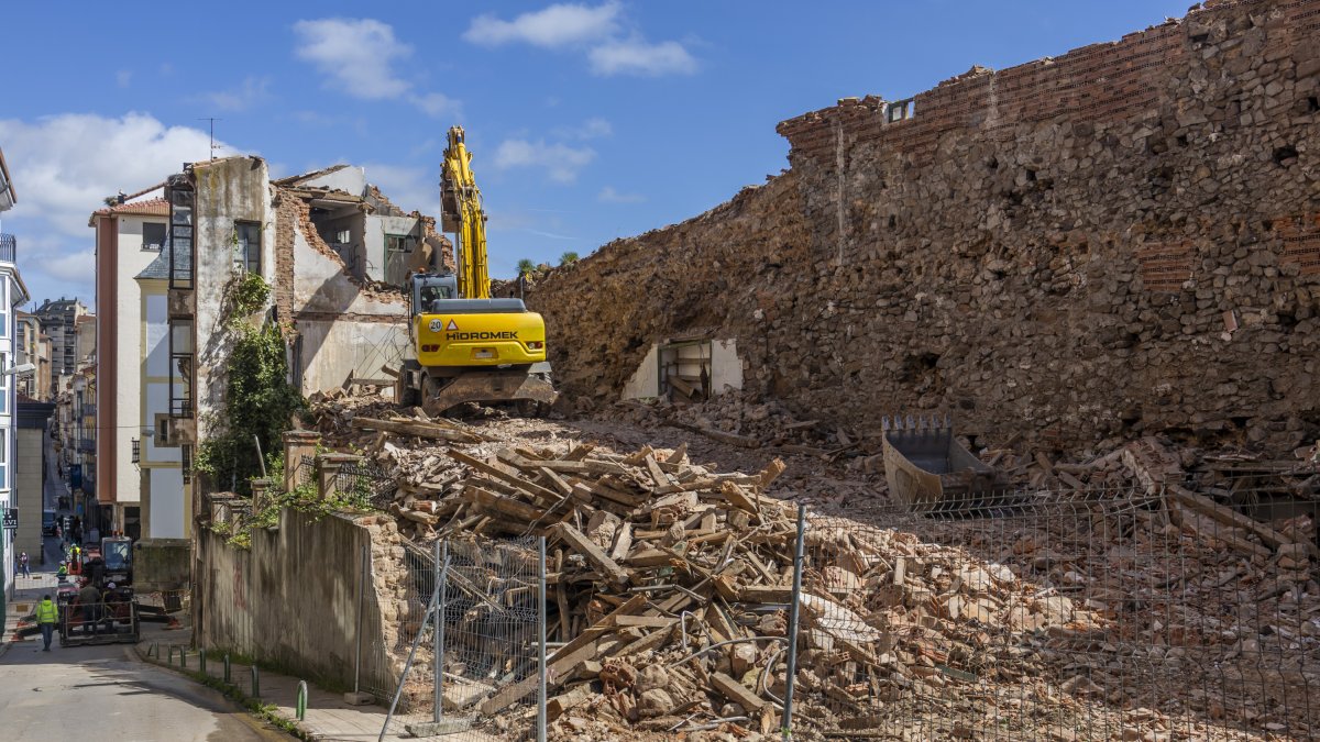 Imagen de la muralla de la calle Alberca, tras el derribo del reformatorio.