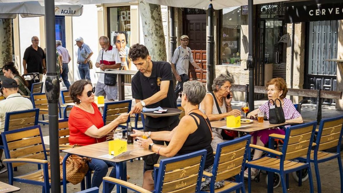 El empleo en el sector servicios aumenta notablemente en verano.