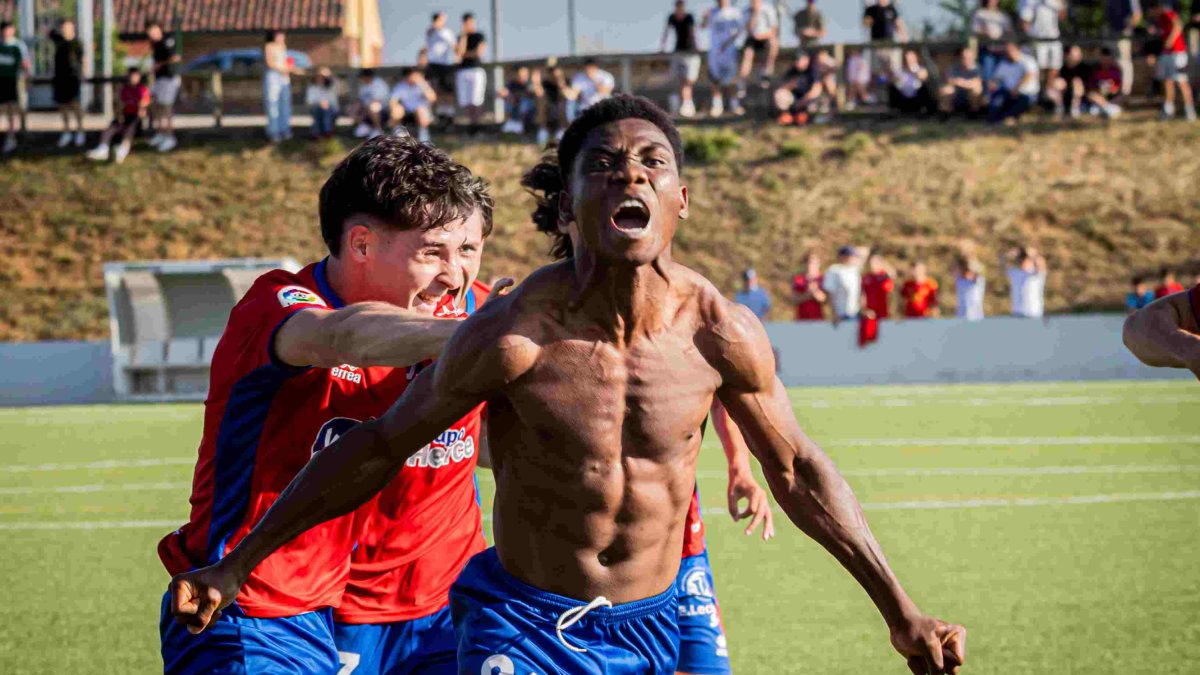Christian Godson celebra el gol que certificó el regreso del Numancia B a Tercera División.