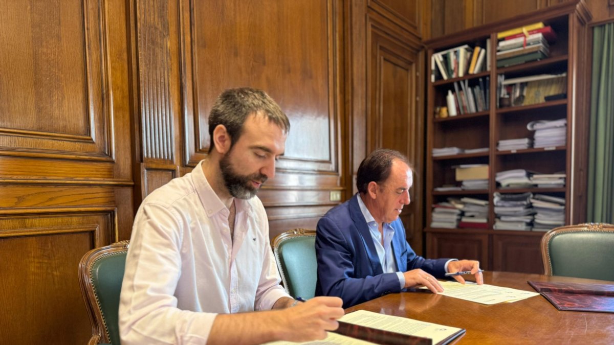 Samuel Moreno y Benito Serrano en la firma del convenio de colaboración.