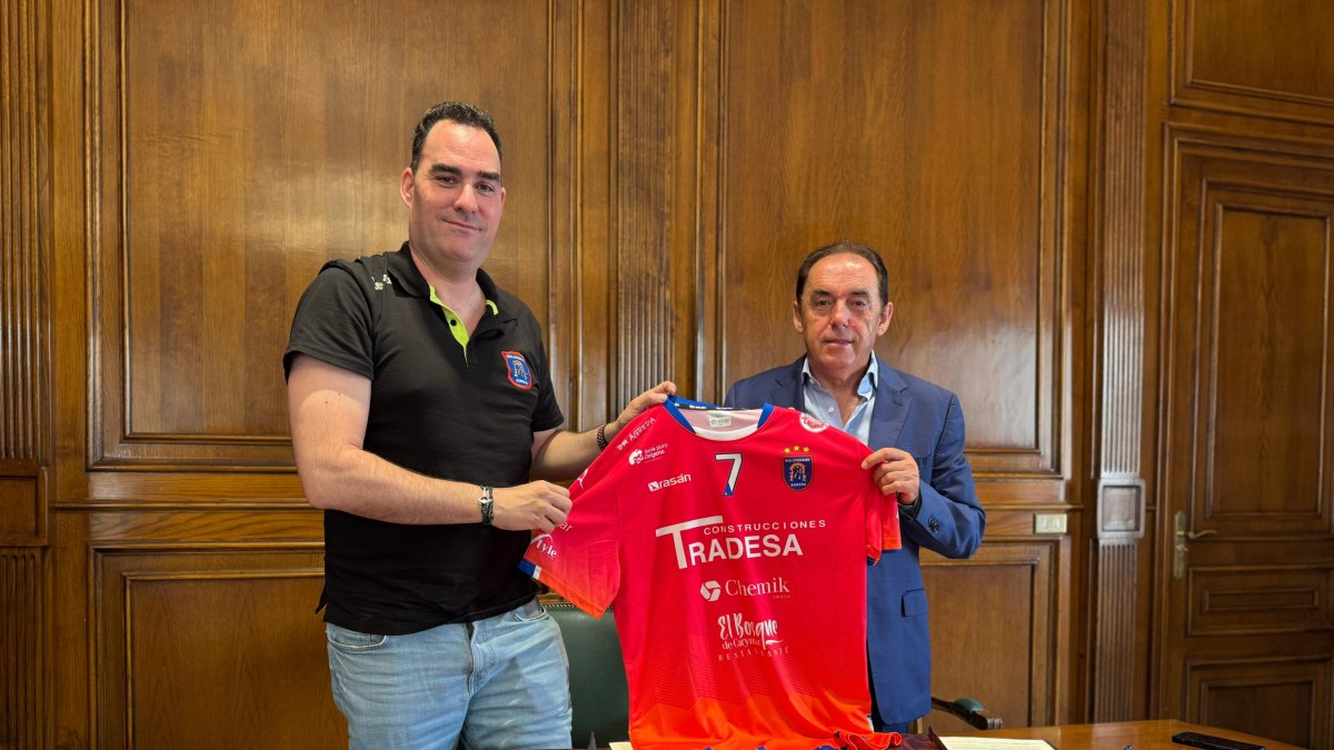 Juan Carlos Pérez y Benito Serrano durante la firma del acuerdo entre entidades.