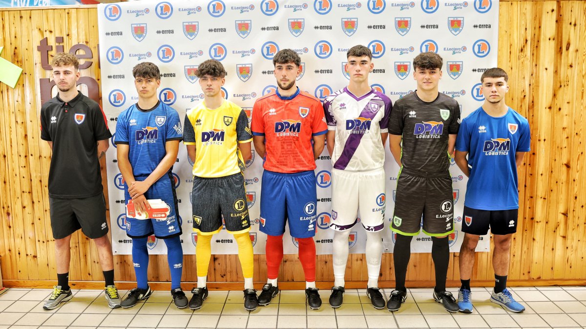 Equipaciones de juego, paseo y entrenamiento del C.D. Numancia para la temporada 25-26.