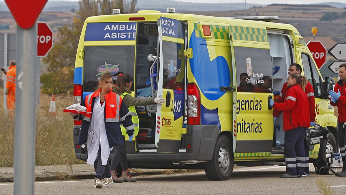 Atención sanitaria en carretera en una imagen de archivo.