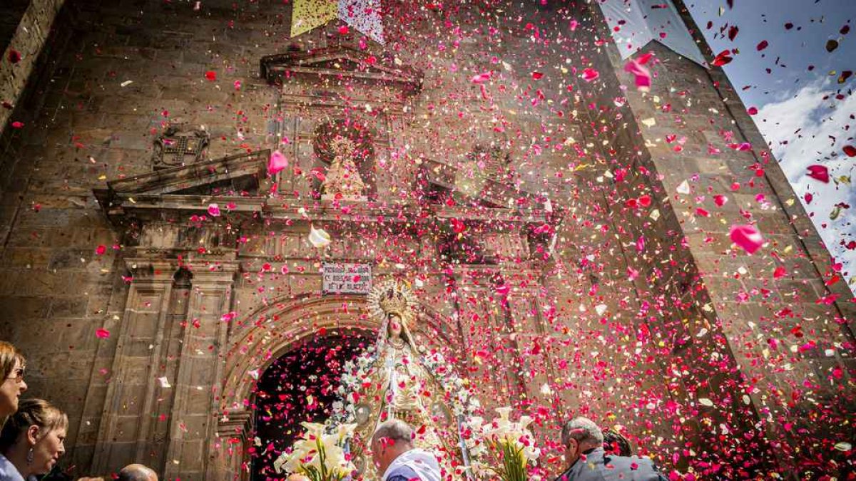 Cientos de personas se encomendaron a la Virgen