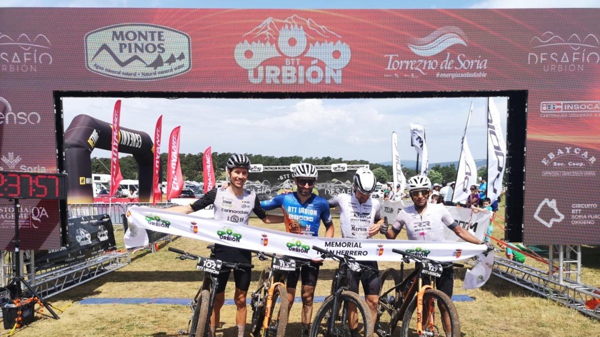 Los vencedores del BTT Urbión y los primeros clasificados de la tercera y última etapa en la meta de Covaleda.