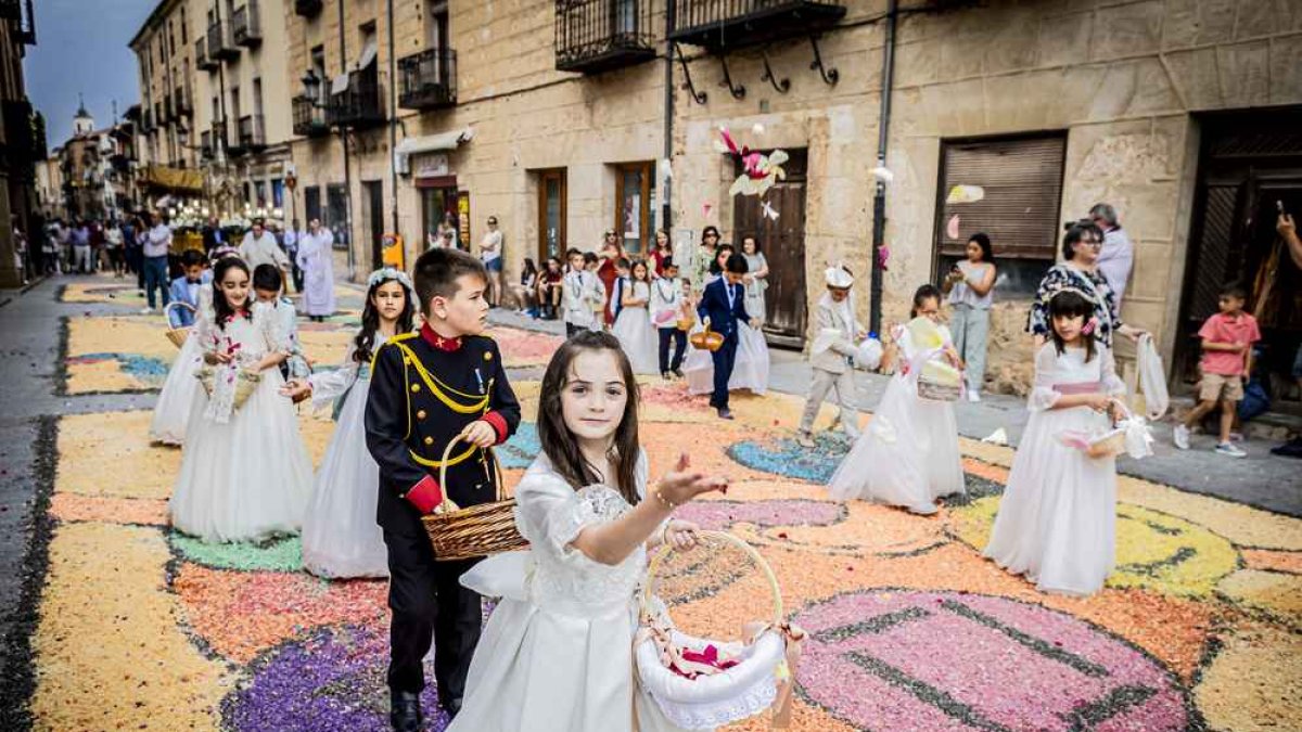 Más de una veintena de niños celebran su primera comunión