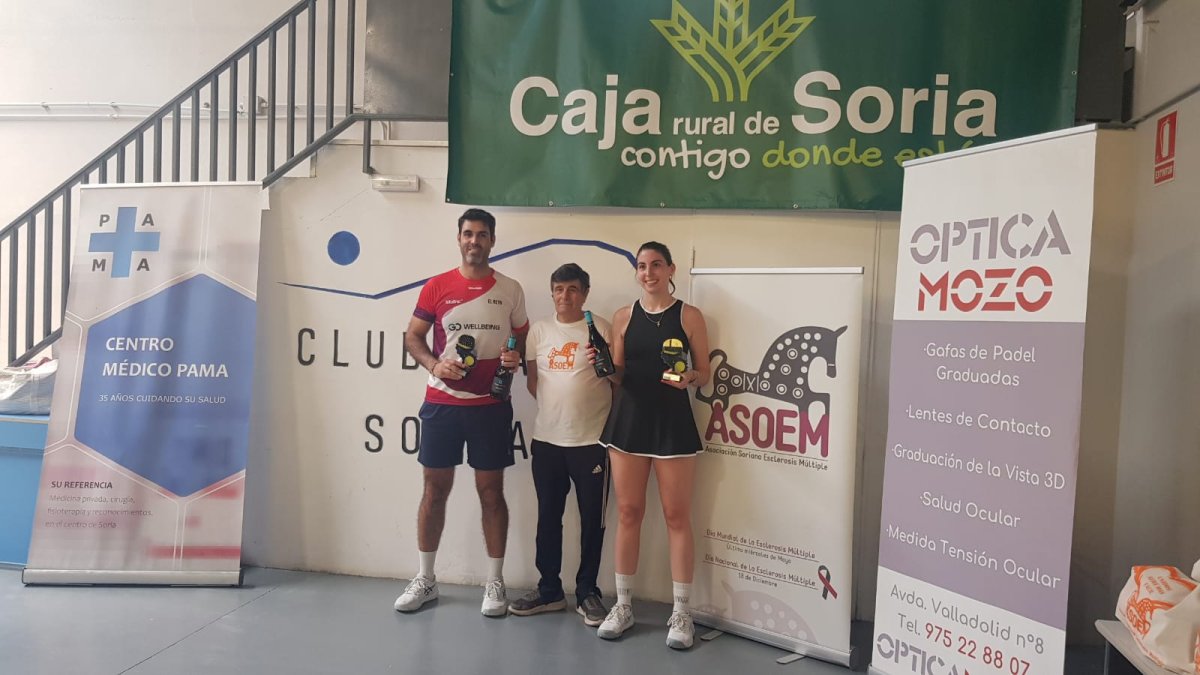 Dos de los ganadores del torneo con uno de los representantes de Asoem Soria.