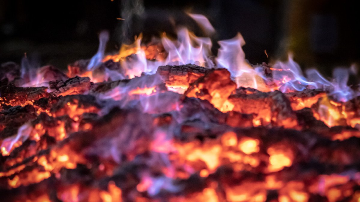 Ascuas de roble dispuestas para el Paso del Fuego en una imagen de archivo.