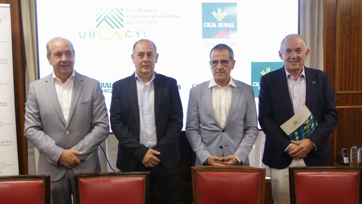 El presidente de la Unión Regional de Cooperativas Agrarias de Castilla y León, Fernando Antúnez, y el presidente de Caja Rural de Zamora, Nicanor Santos, participan en la renovación del acuerdo.