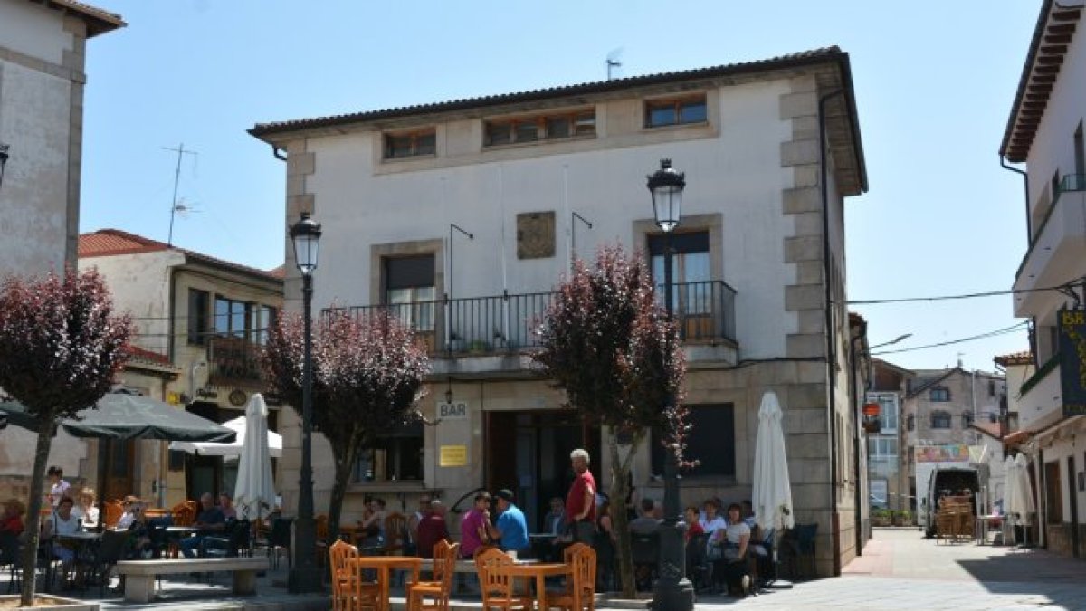 Terraza del bar de jubilados el día de San Quirico y Santa Julita.