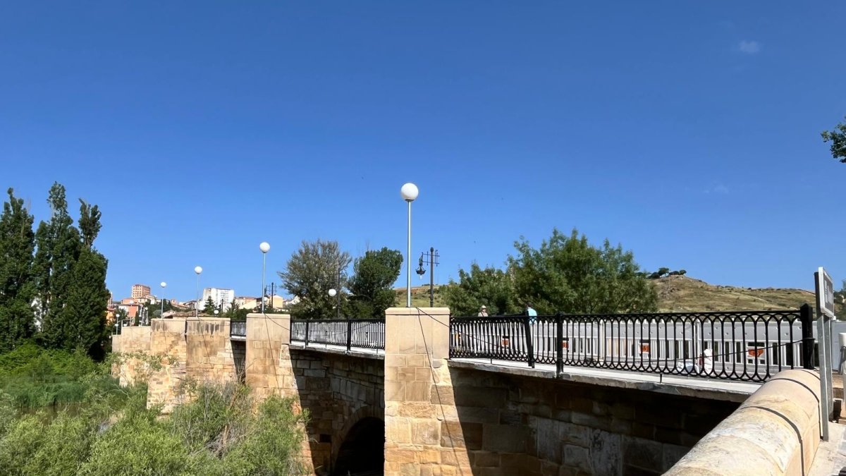 El puente de piedra ya cuenta con las nuevas barandillas.