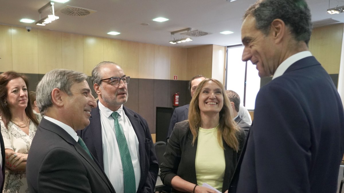 Los consejeros de Movilidad y Transformación Digital, José Luis Sanz Merino, y de Educación, Rocío Lucas, clausuran la asamblea de Fecylbus.