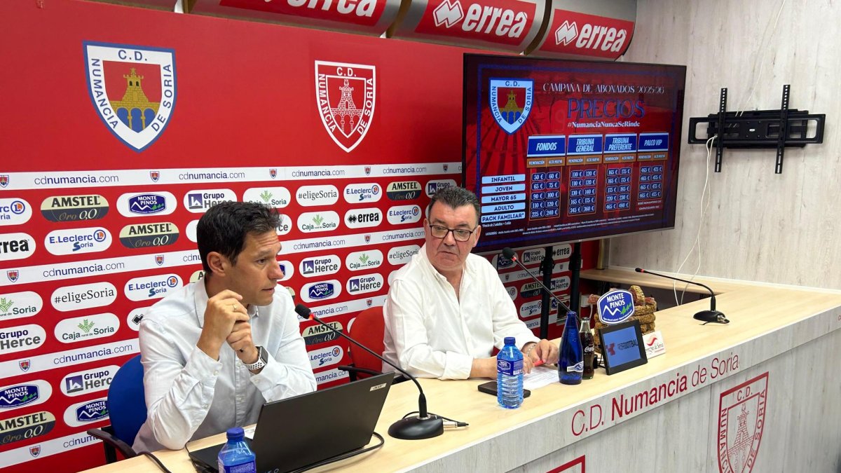 Javier del Pino y Patricio de Pedro en la presentación de la campaña de abonados del Numancia.