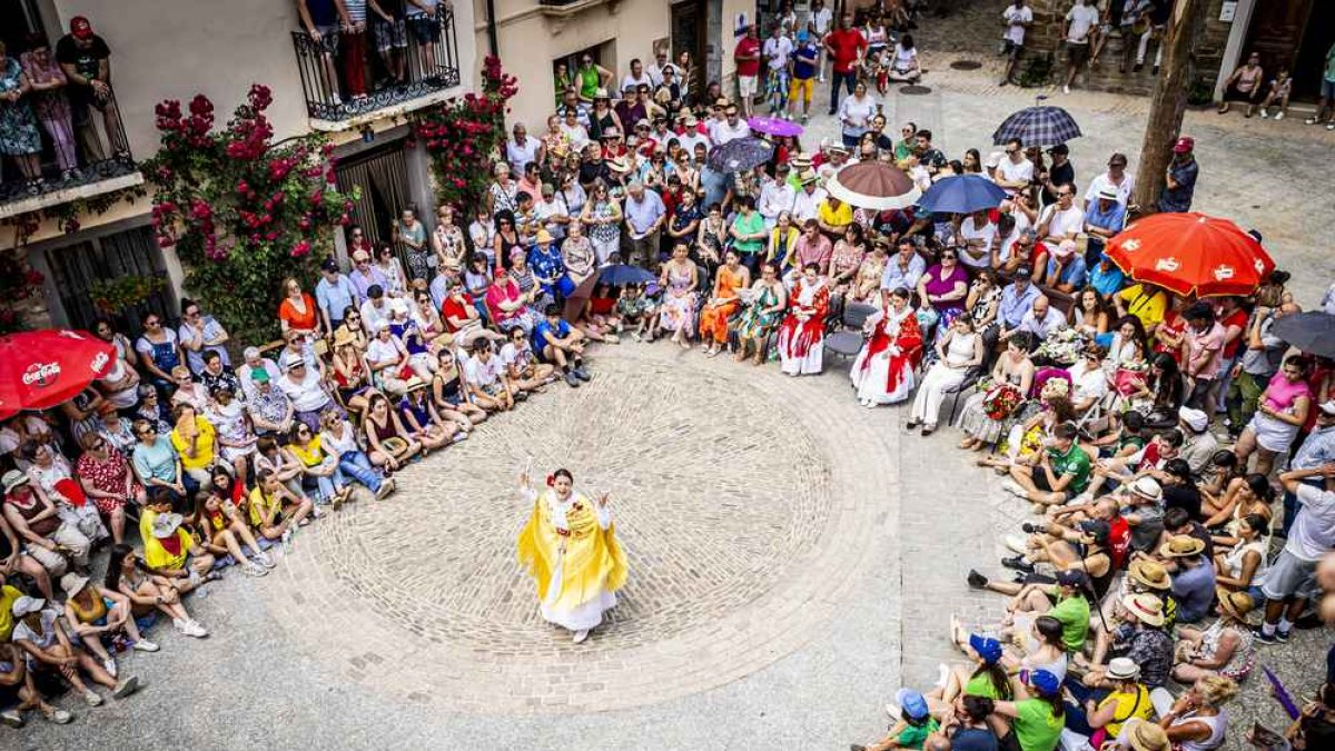 Imagen de archivo de la emocionante lectura de cuartetas por las móndidas en la plaza de San Pedro Manrique.