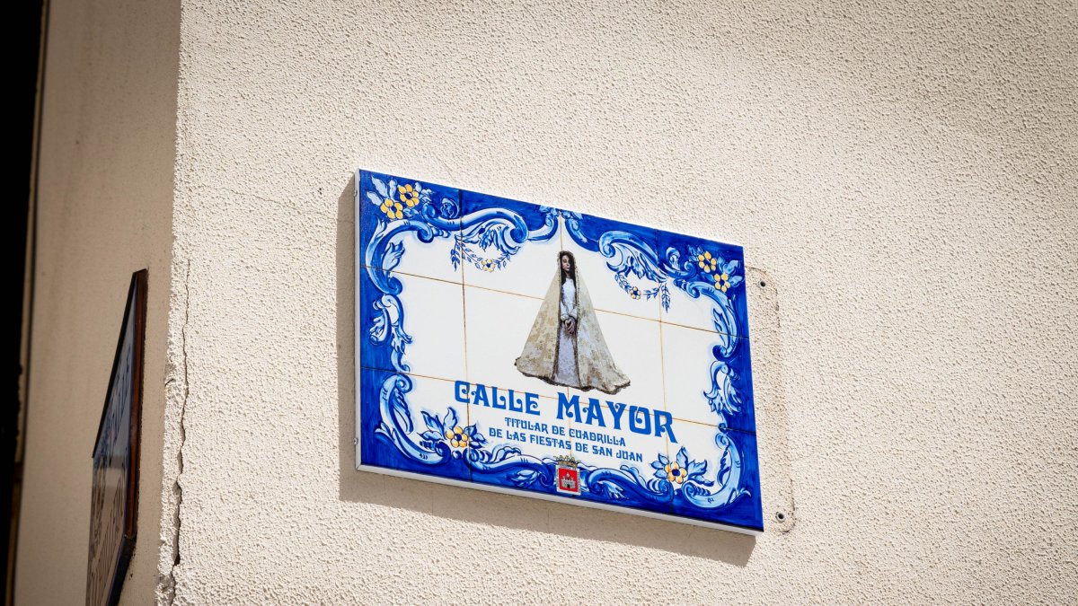 Una de las nuevas placas con motivos de San Juan.