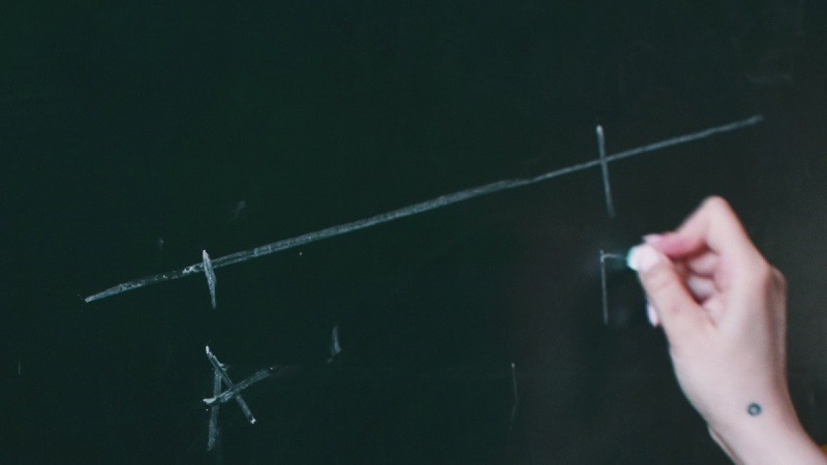 Pizarra en una clase en una imagen de archivo.