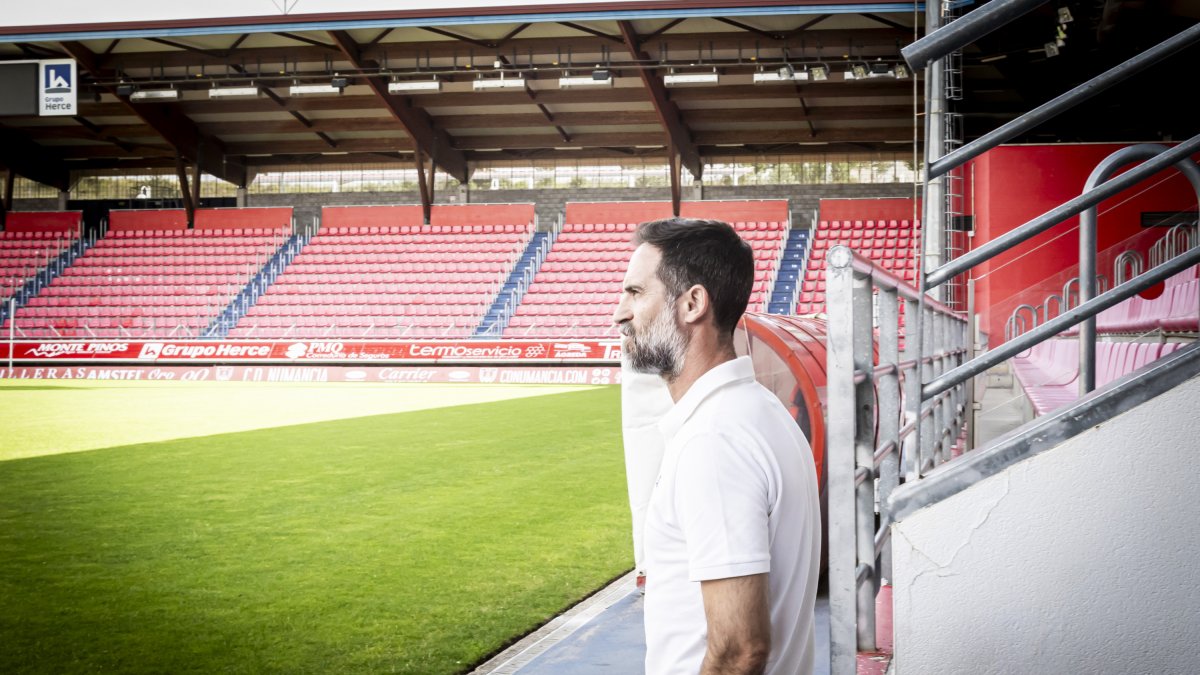 El nuevo técnico del C.D. Numancia, Abel Segovia, en el estadio de Los Pajaritos.