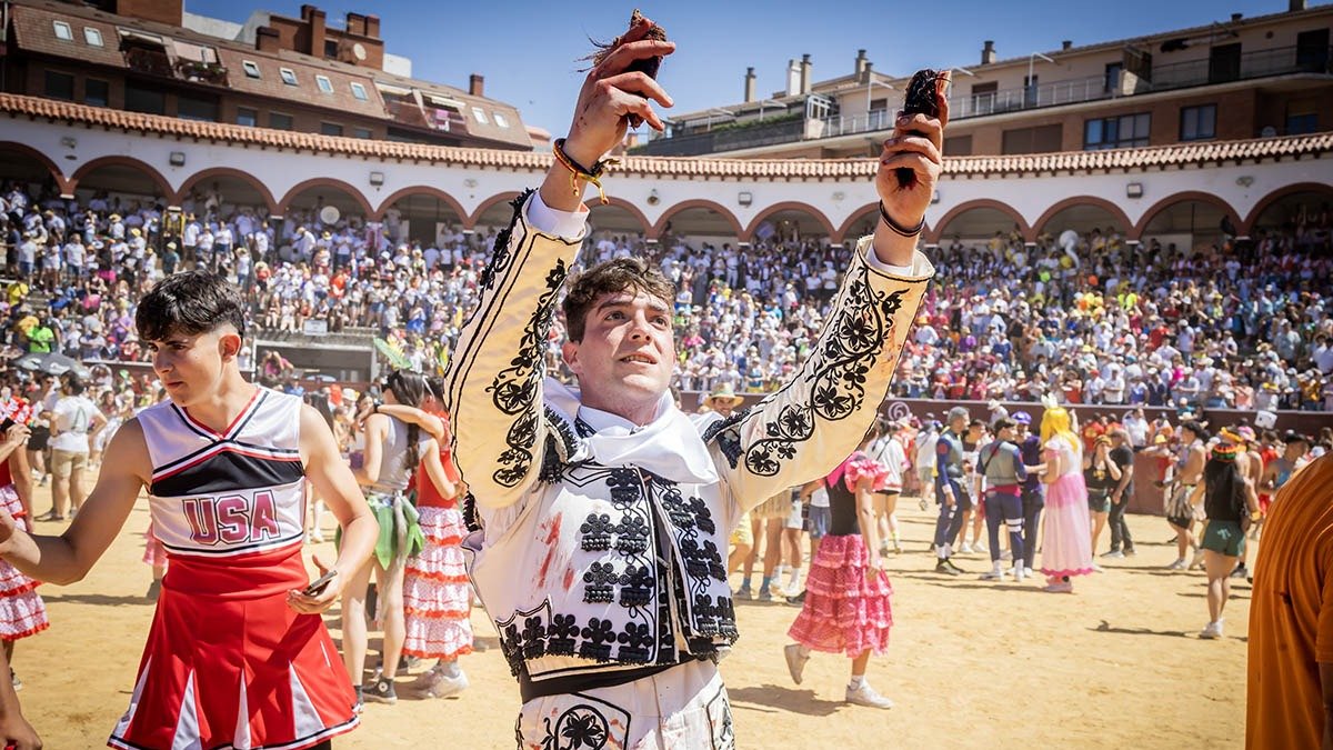 El soriano David Espejón con las dos primeras orejas que cortó en el festejo del Viernes de Toros.