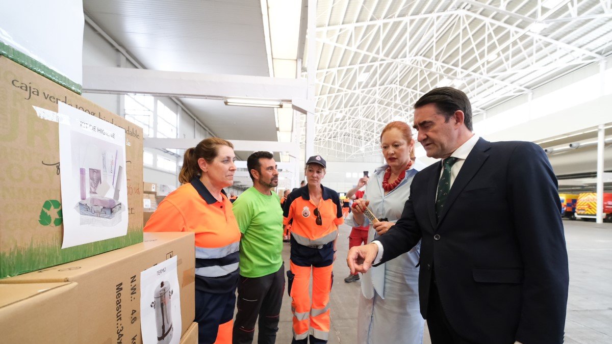 Suárez-Quiñones, en la entrega de material a Protección Civil para emergencias.
