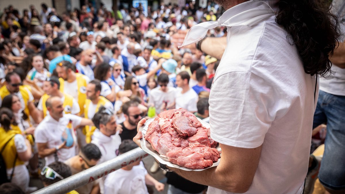 Abran bien los ojos y vean, señores, qué hermosos despojos voy a subastar.