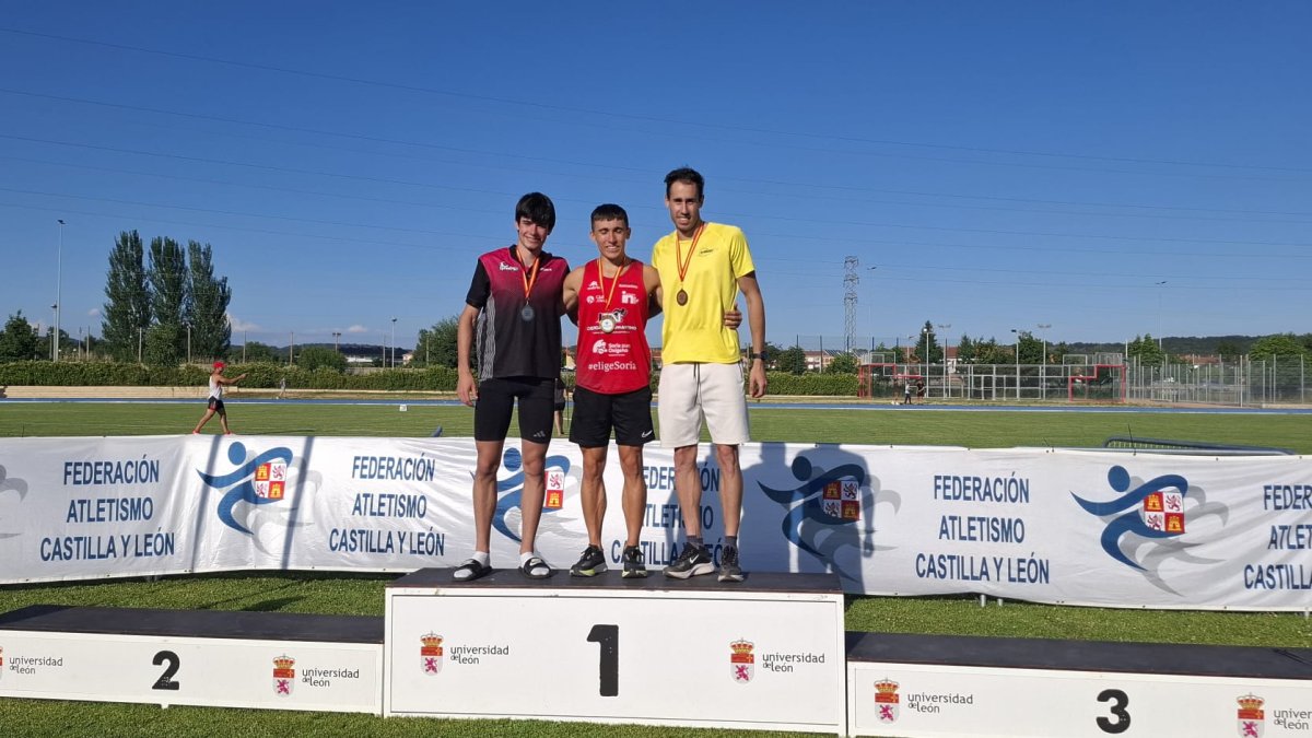 Nicolás Campos como campeón regional de 400 metros.