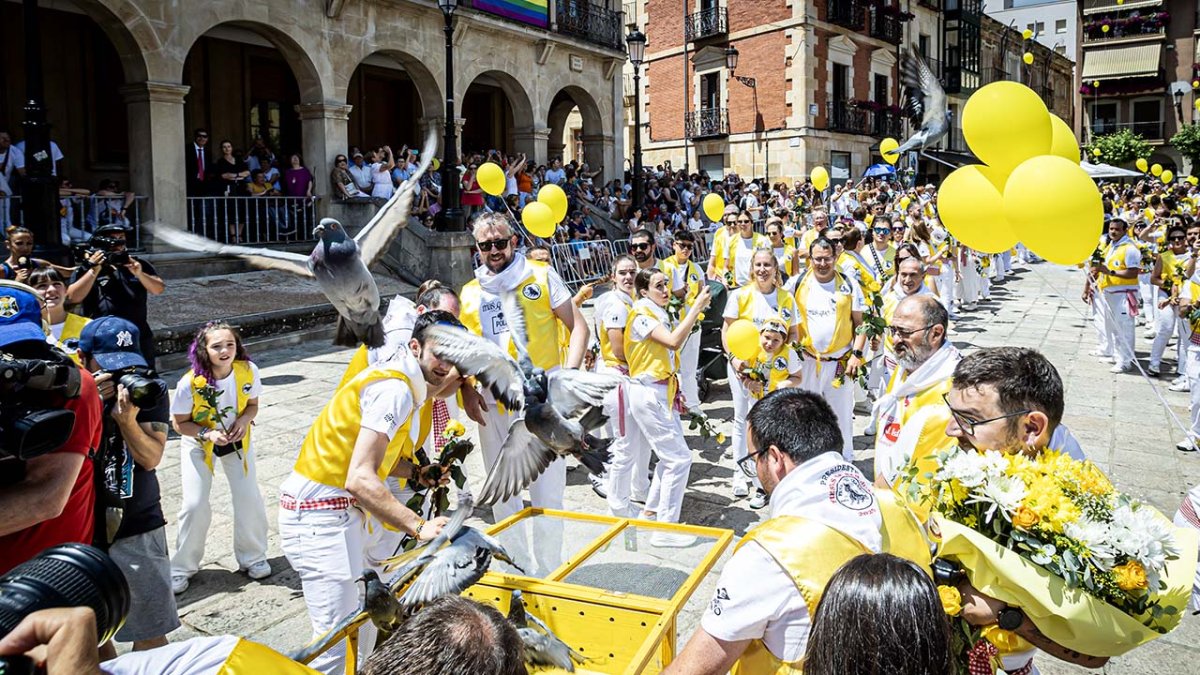 Suelta de palomas durante la procesión del Lunes de bailas.