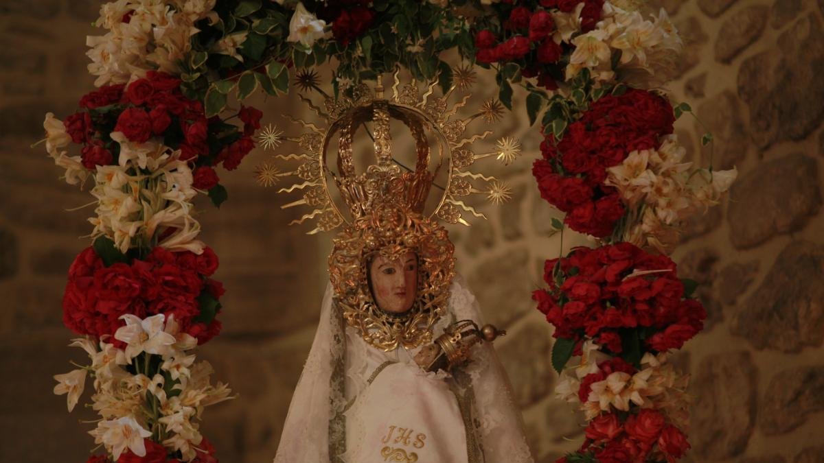 Talla de la virgen en la ermita de los Santos Nuevos.