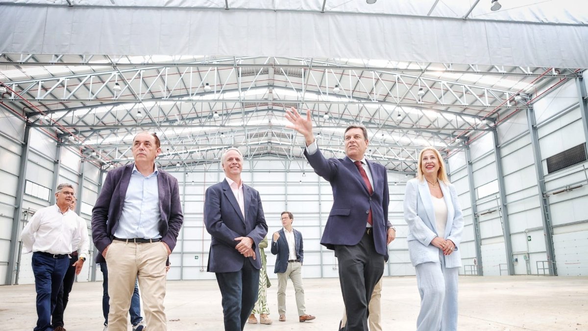 El consejero Fernández Carriedo durante la visita a Navalcaballo.