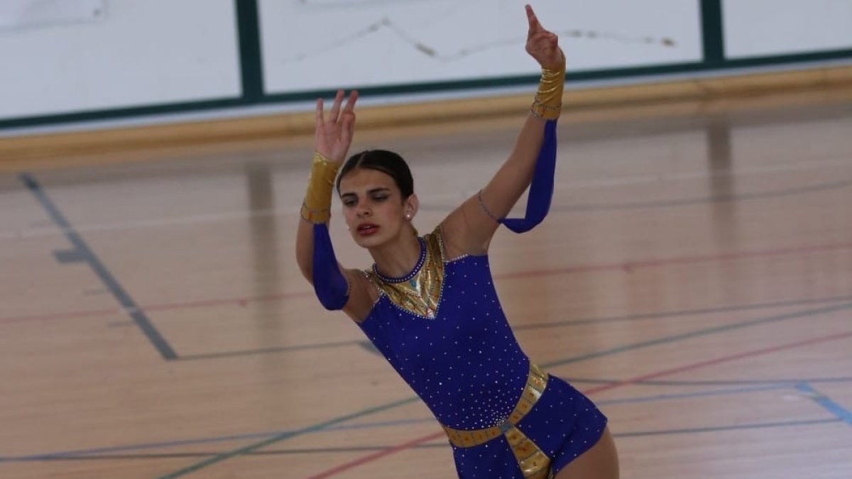 Celia Llorente durante un ejercicio en una competición.