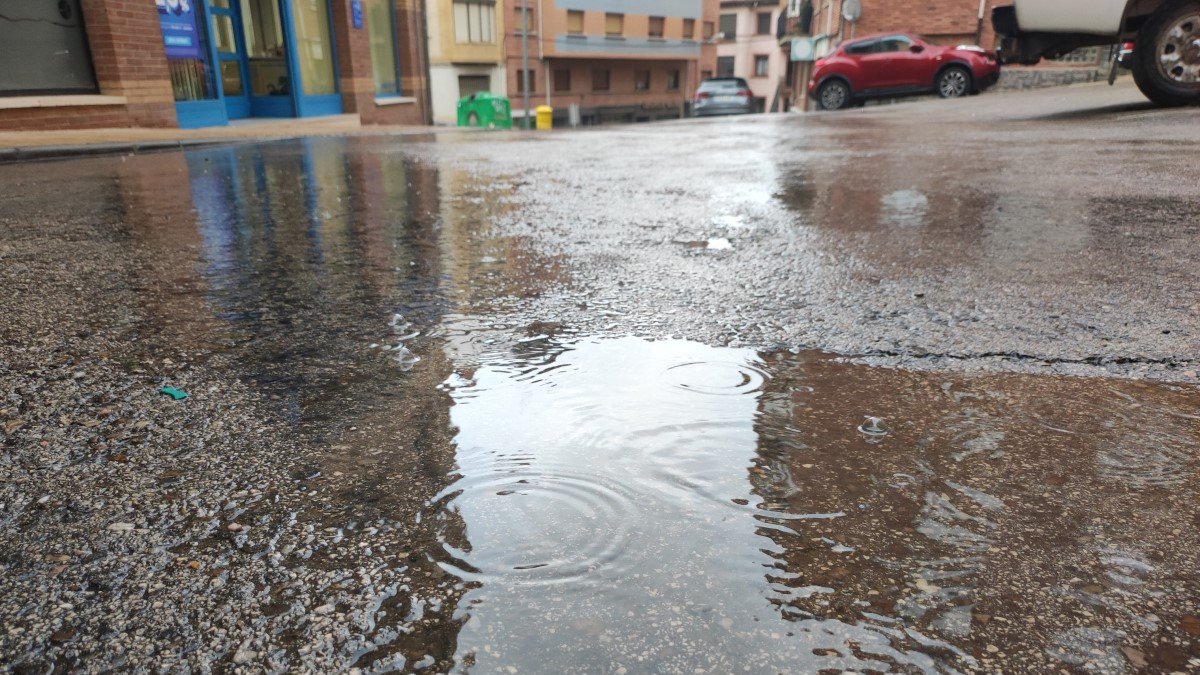 Una calle de Soria encharcada tras la tormenta.