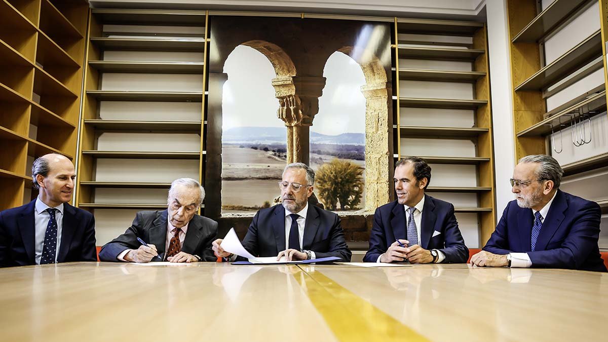 Firma del acuerdo de colaboración, con Olmedo, Zurita, Pollán, Benjumea y Rodríguez-Ponga, en el Convento de la Merced.