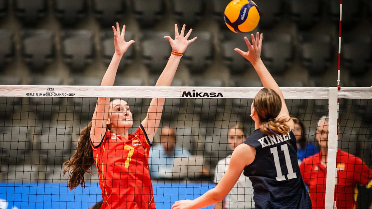 Una de las acciones del encuentro del debut en el Mundial de la selección Sub19.