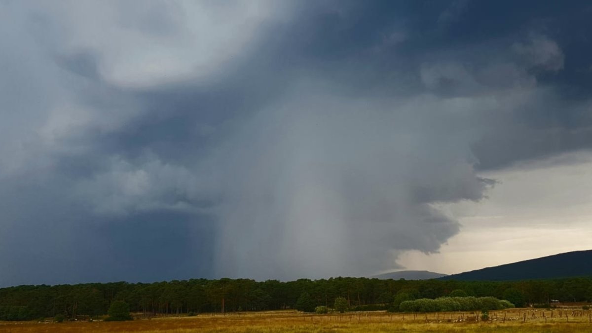 Tormenta en la comarca de Pinares Burgos-Soria en la tarde de este jueves.