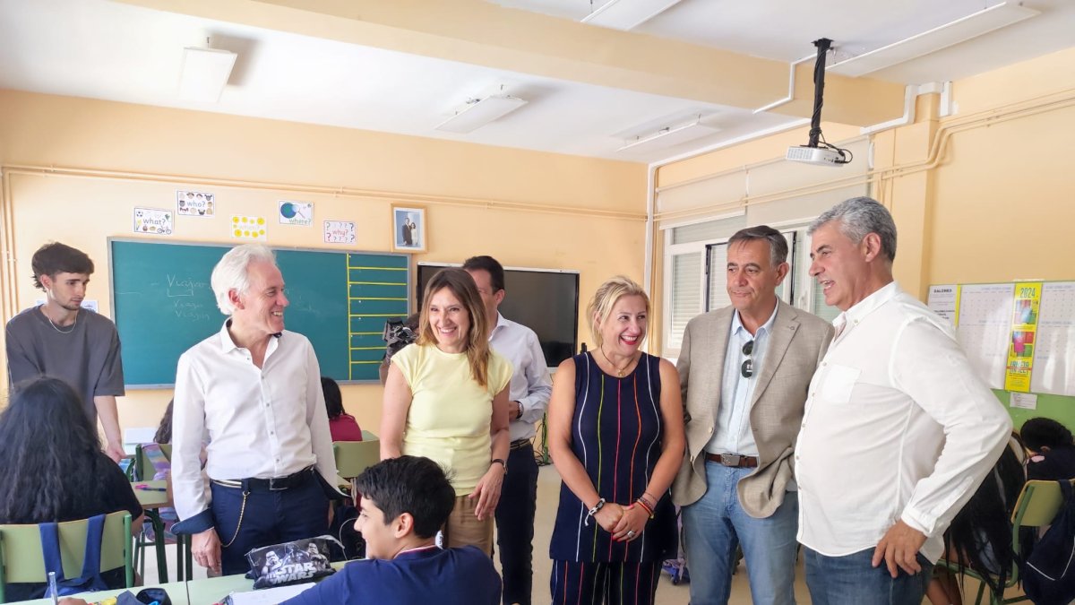 Rocío Lucas con los alumnos del colegio de El Burgo de Osma.