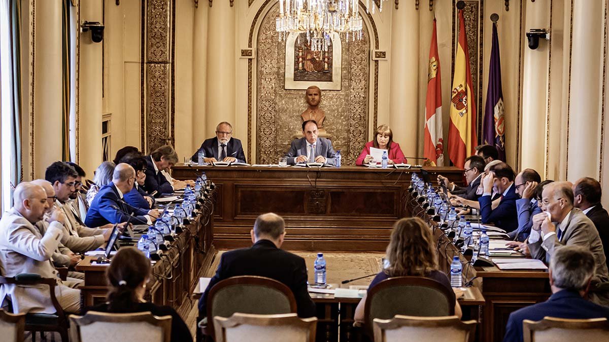 Miembros de la corporación de la Diputación ayer en el pleno.