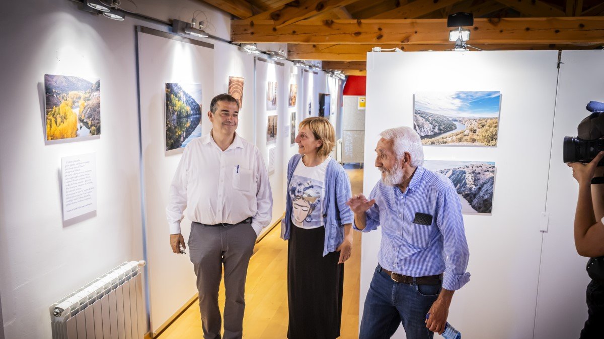 Felicísimo Verde explica la muestra a Alberto Santamaría y Yolanda Santos.