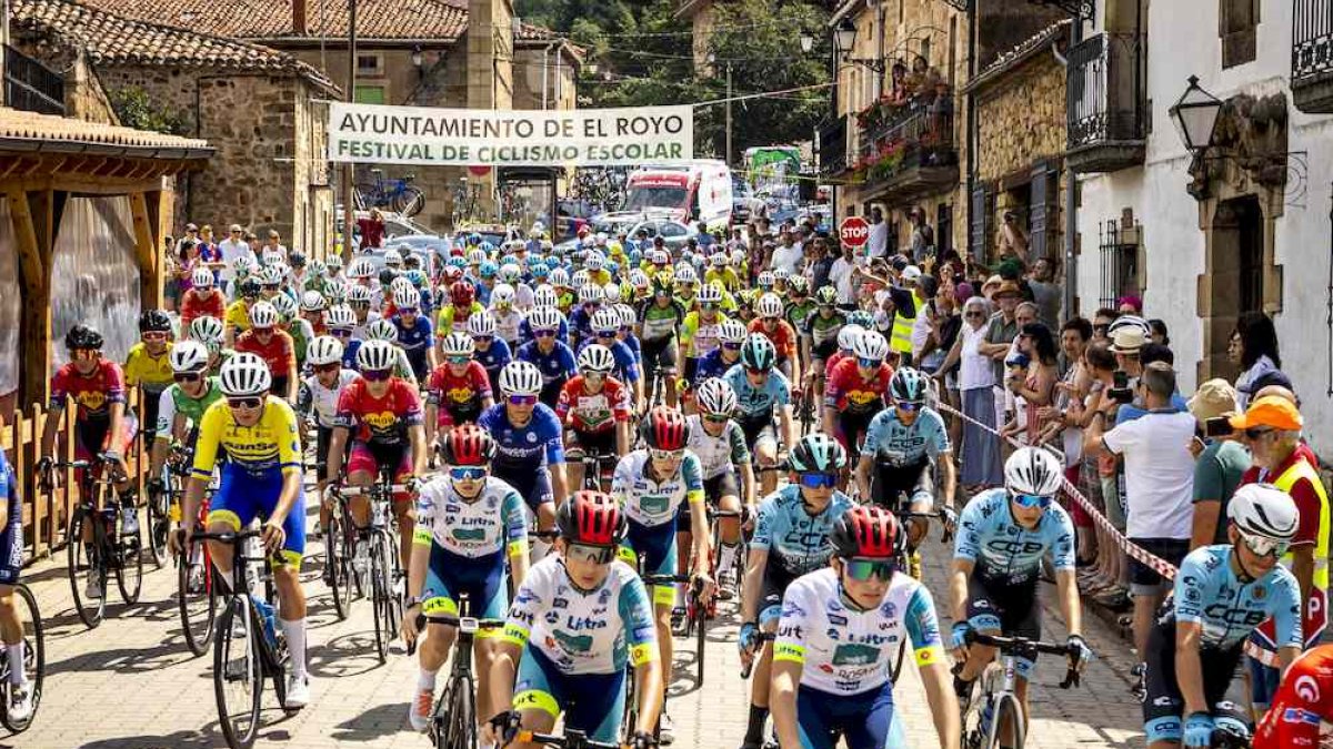Un momento de la salida de la etapa de la prueba que se celebra en El Royo e inmeidaciones.